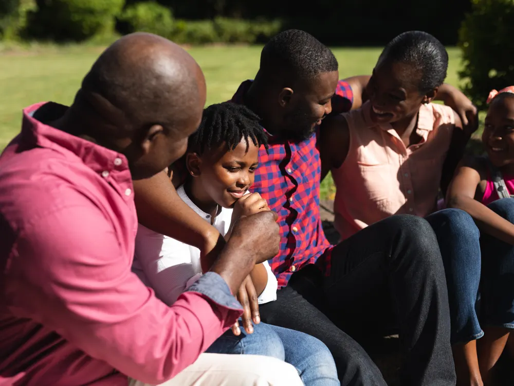 Une famille de l’Ambassade réunie et souriante